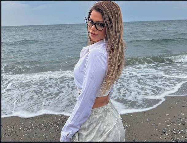 kismetsemipeki's tweet photo. Bu kadına dönüp 2 defa bakmayan erkek ya gaydir ya da kördür başka açıklaması yok şu güzelliğe bak 
#kısmetseolur https://t.co/Eg4jXEbUNO