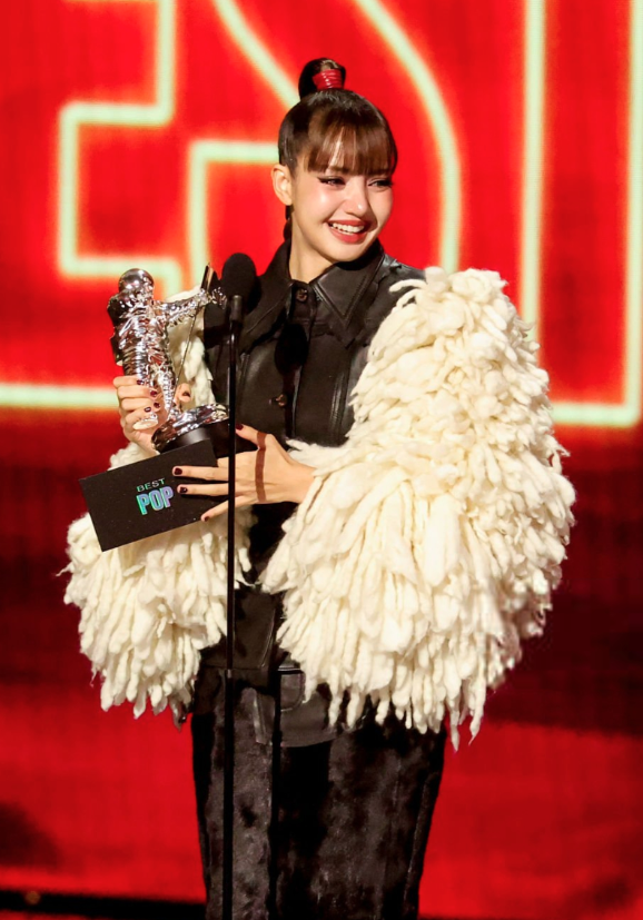 AboutMusicYT's tweet photo. Lisa accepts the Best Pop Award for Dream at the #VMAs https://t.co/wzB1lyNrDD