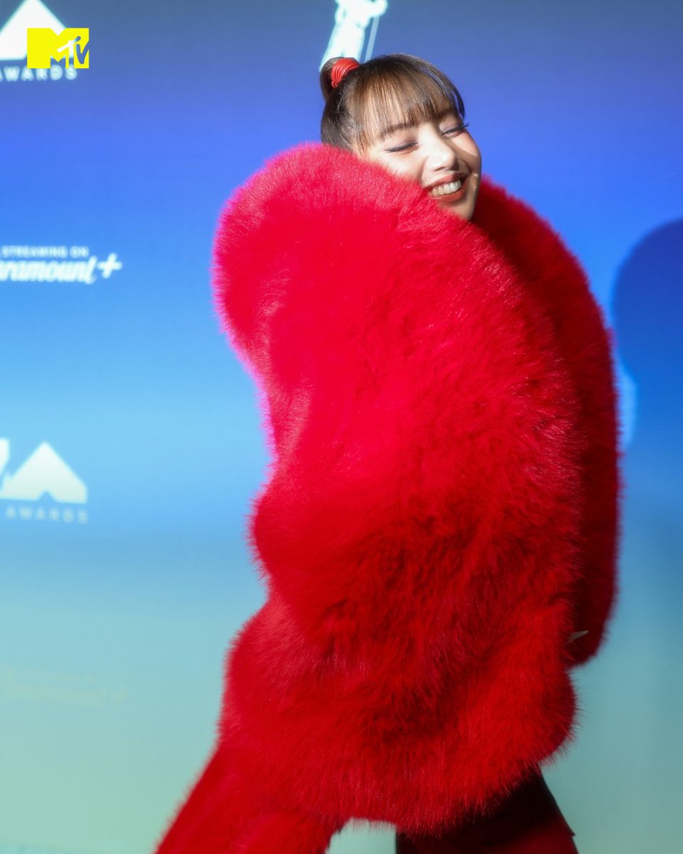 MTVLA's tweet photo. cine absoluto 🎬

Lisa en la alfombra de los #VMAS https://t.co/m4iR9CRB7u