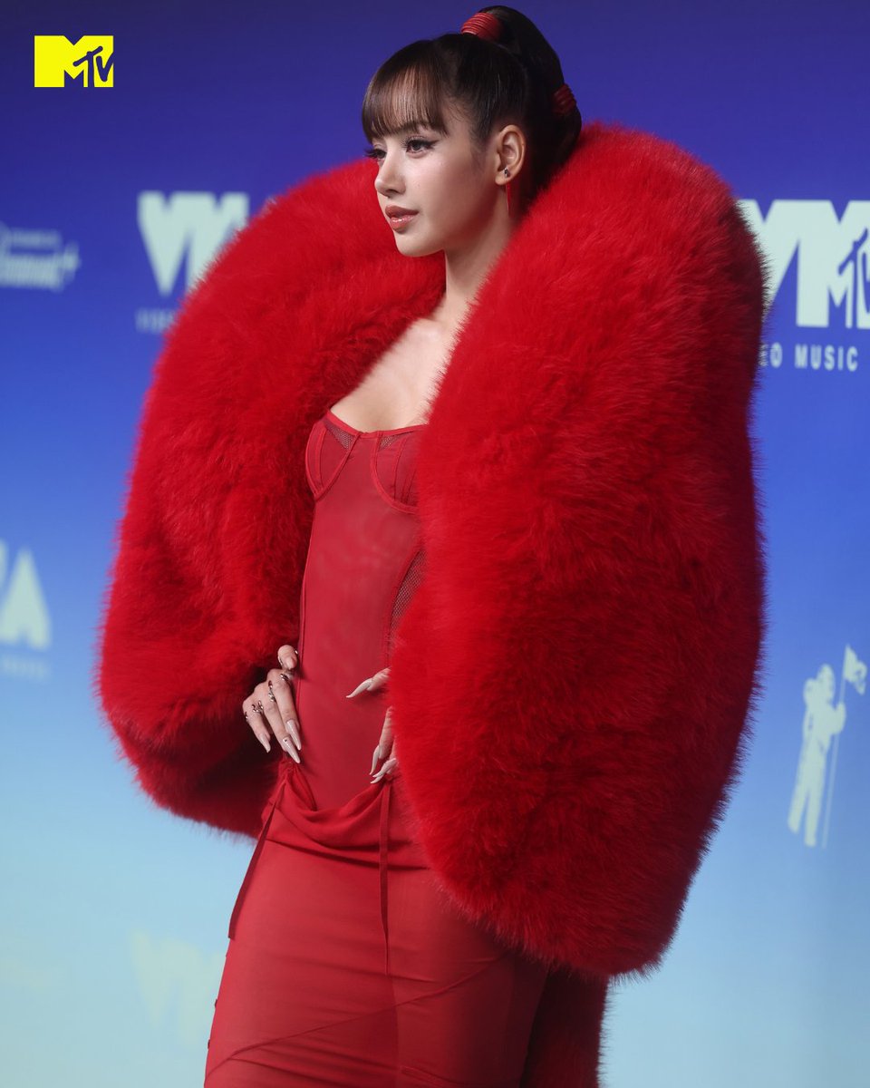 MTVLA's tweet photo. cine absoluto 🎬

Lisa en la alfombra de los #VMAS https://t.co/m4iR9CRB7u