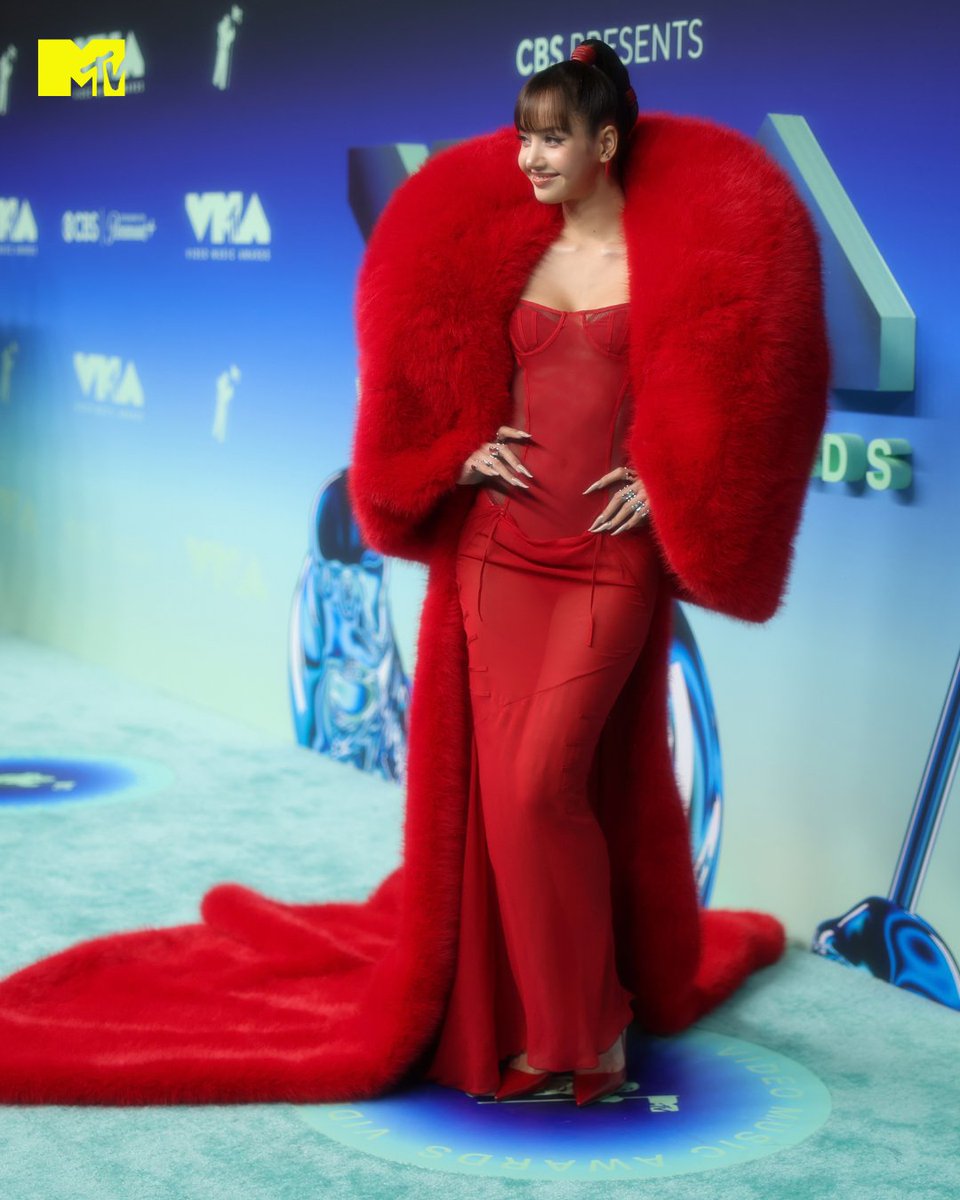 MTVLA's tweet photo. cine absoluto 🎬

Lisa en la alfombra de los #VMAS https://t.co/m4iR9CRB7u