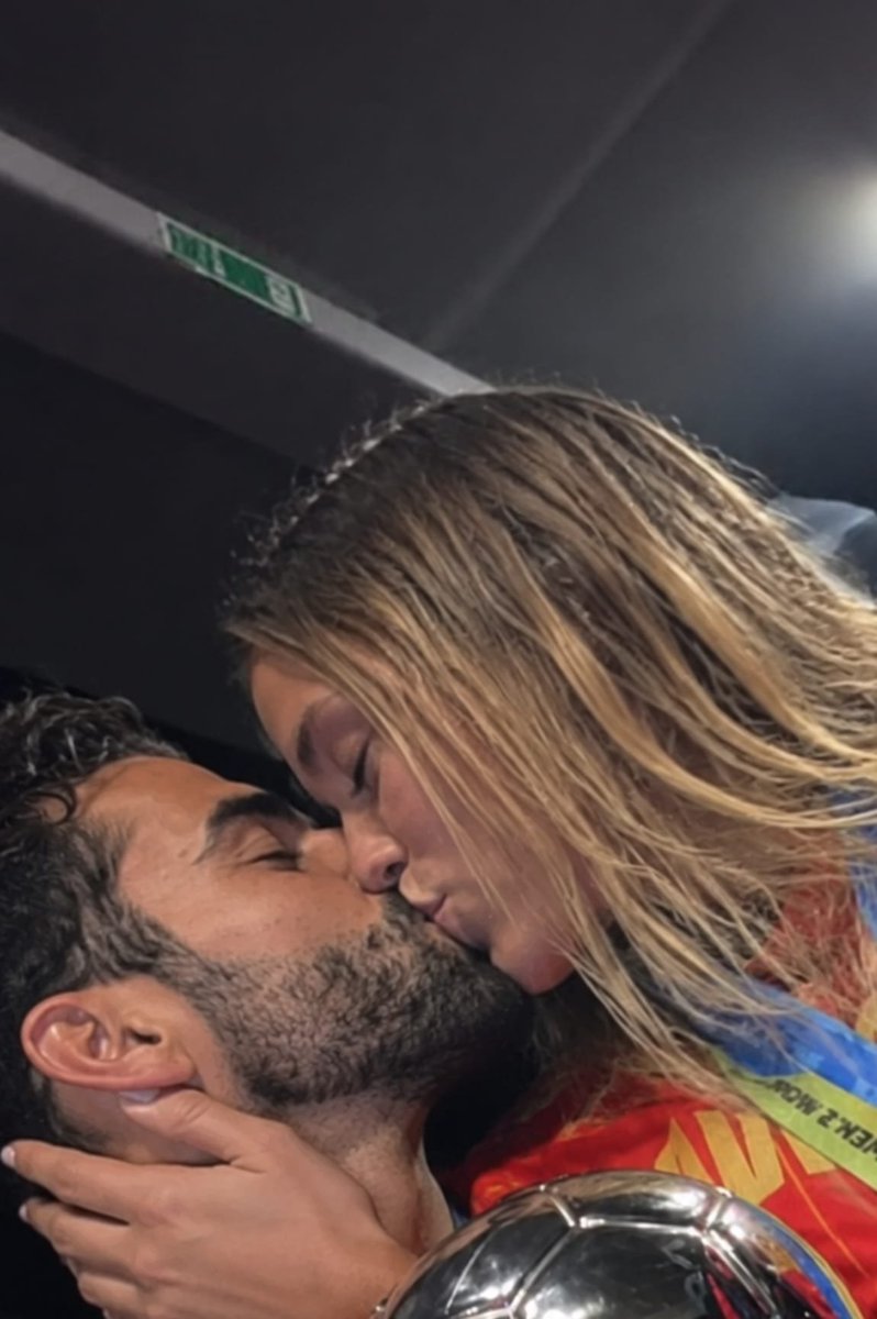 davidRaya43's tweet photo. Mi Campeona ❤️💛🇪🇸 #rol https://t.co/EsZY9I4yA9