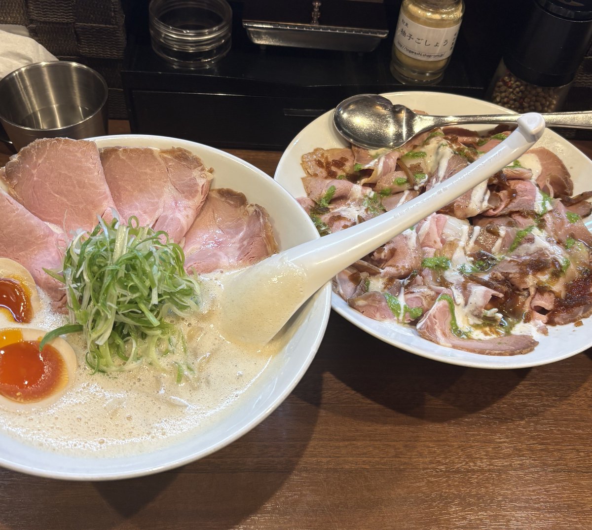mfkabu's tweet photo. こんにちは！中の人Kです！
シルバーウィークは美味しいもの三昧でした🍜
前から気になっていた、ラーメン屋さんに行ってきました！
食べログラーメン百名店の常連店だけあって、30分並んでも納得の美味しさでした🤤
出し蕎麦は690円とコスパ抜群！ローストポーク丼との相性も最高でした✨
リピート確定です！！
#中華蕎麦　#大阪グルメ