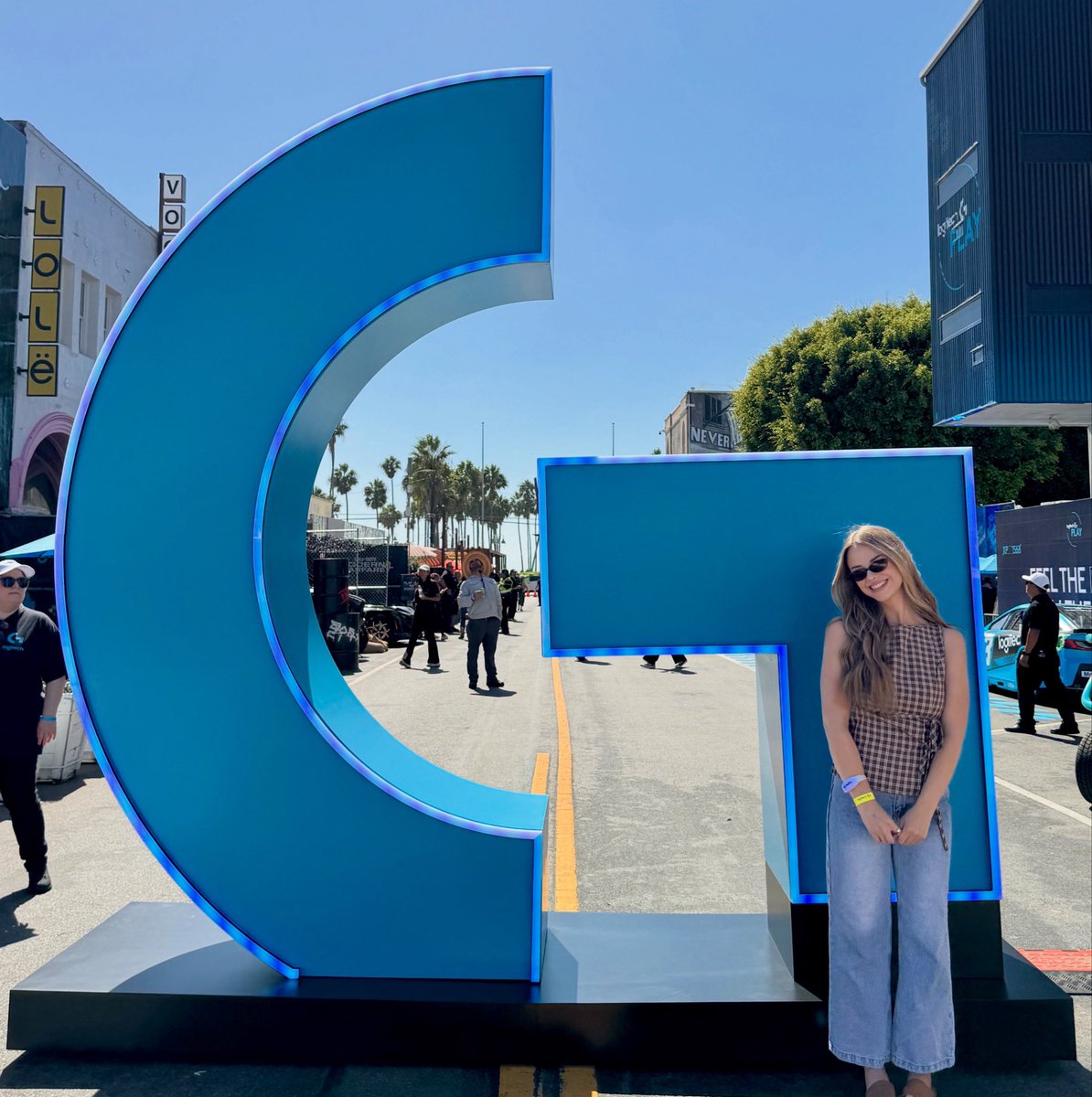 Saskkiii's tweet photo. Living my best life in LA 🌴✨💗 https://t.co/n1F2fsPAlg
