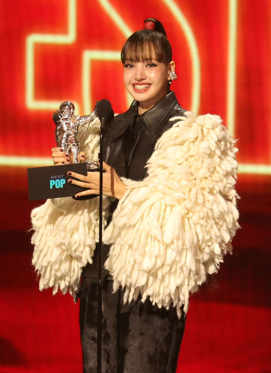 LISANATIONS_'s tweet photo. #LISA makes history as the first K-pop female artist and soloist to win Best Pop at the #VMAs with “Dream.” 🏆✨ @wearelloud https://t.co/RFFw7DkO1x