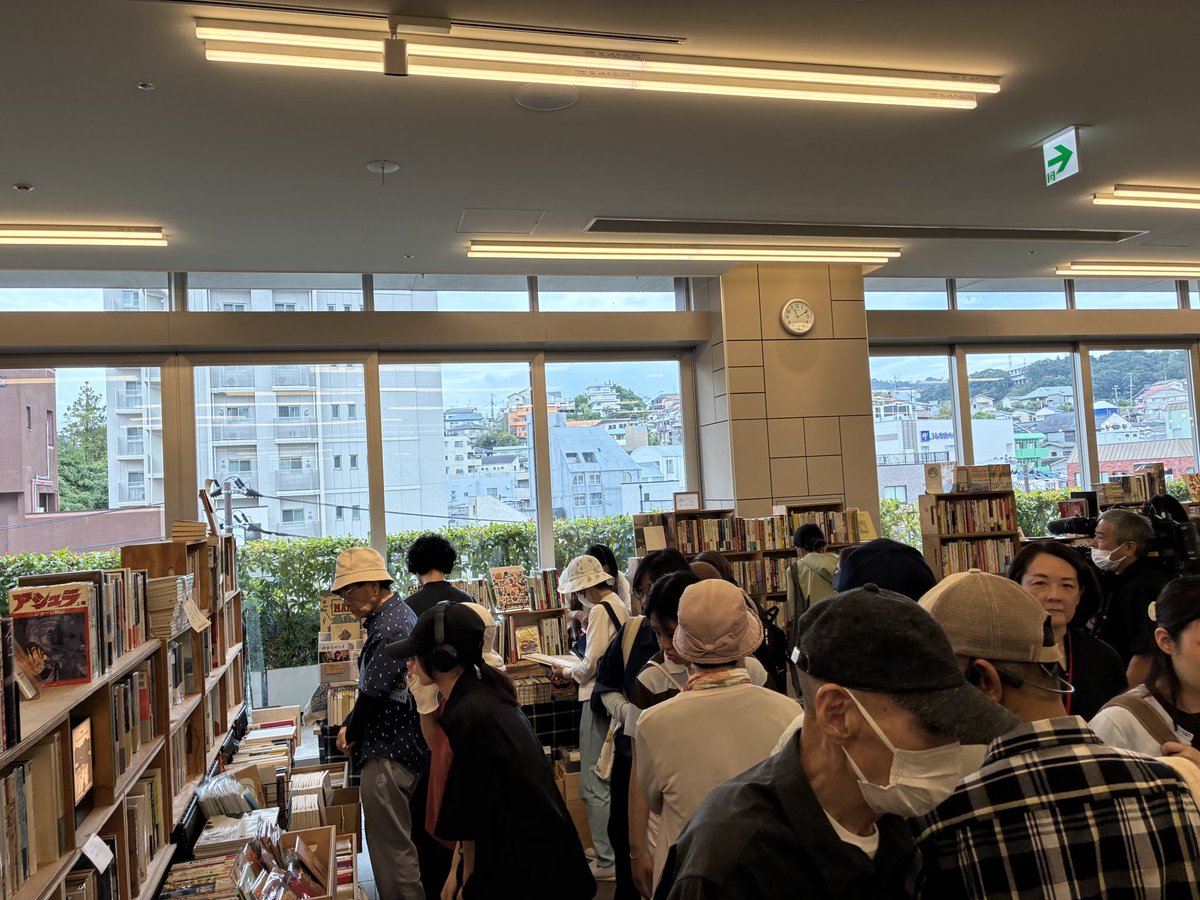 honya_wawawa's tweet photo. 2026年9月27日(日)第3回KOBE本の駅　終了しました

ご来場の皆様、ご出展の皆様ありがとうございました❣️
遠くは愛知県、広島県からのご来場者もいらっしゃり、感謝！感謝！と同時に、出展者の方々のファンの多さ、広範さに嬉しいびっくり😱

本日は取り急ぎのお礼と、昨日のワシャワシャ感をどうぞ！ https://t.co/swLfDr4ezd