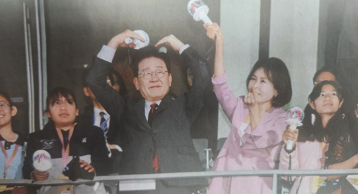 yunhaja's tweet photo. 우리 군 3명이 북한 지뢰 폭발로 다리가 절단되는 중대한 사건이 발생했는데도 순방외교 나가 잘 놀고 다닌다
국민 세금 도둑질 해 배불린 부부 행복하신가 https://t.co/cNOyzBbiy1