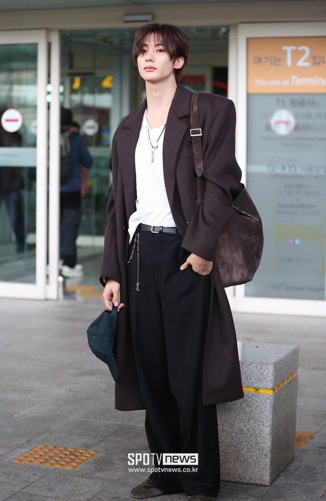 cutiesheyaa_'s tweet photo. แอนตันหล่อมาก อยากอวยยศ 20 บรรทัด รอดูแอนตันในลุคใหม่ ๆ จาก SAINT LAURENT ไม่ไหวแล้ว คือเข้ากันไปมั้ย ANTON in YSL อ่ะะ โหห แอนตันทำงี้พี่ทำไง ความหล่อแบบนี้ทำใจไม่ทันหรอกนะ🥺🦕🪽

ANTON TO SAINT LAURENT PFW
#ANTONxSaintLaurentSS27
#ANTONxSaintLaurent #생로랑앤톤 @YSL https://t.co/HJfixZ8V2W