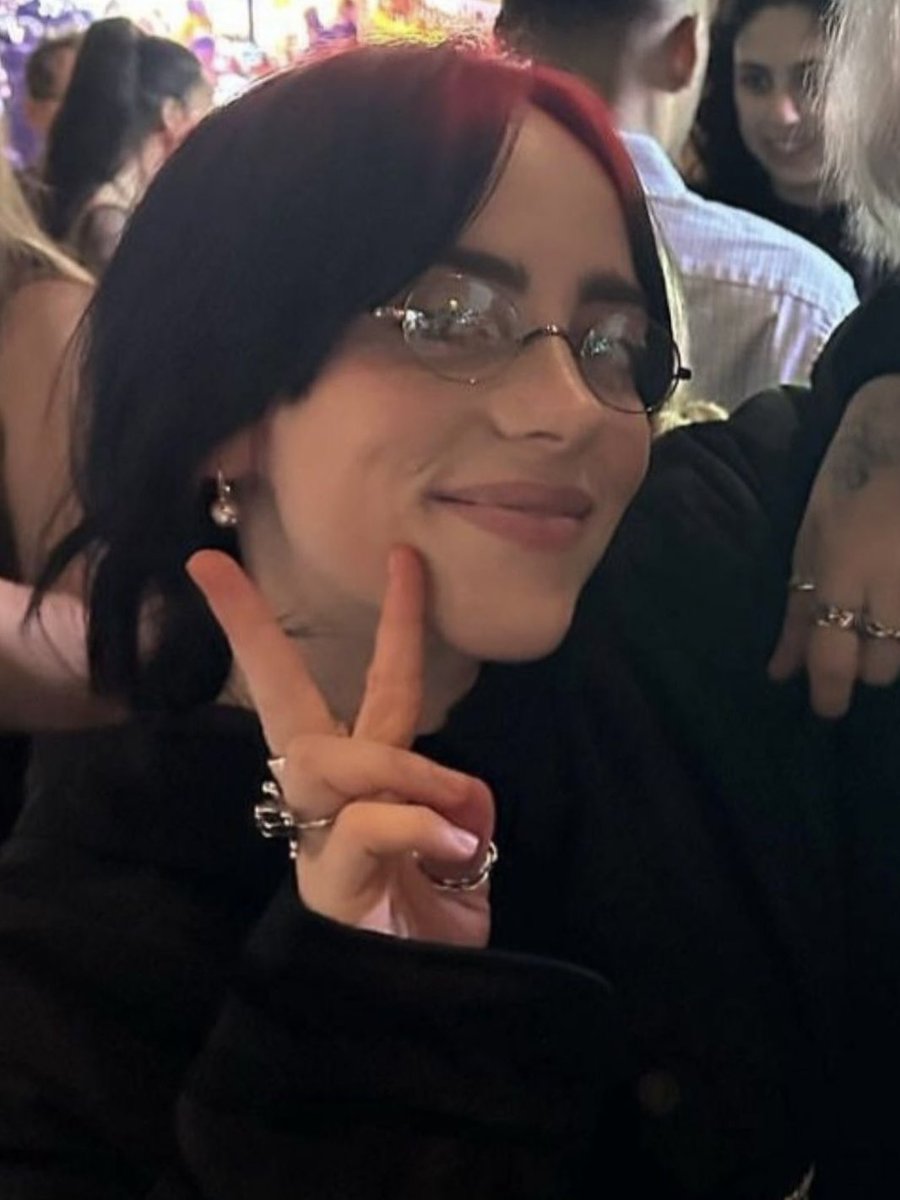 bernscomet's tweet photo. seeing red roots billie is like seeing an ex https://t.co/VvWeeZ6D8U