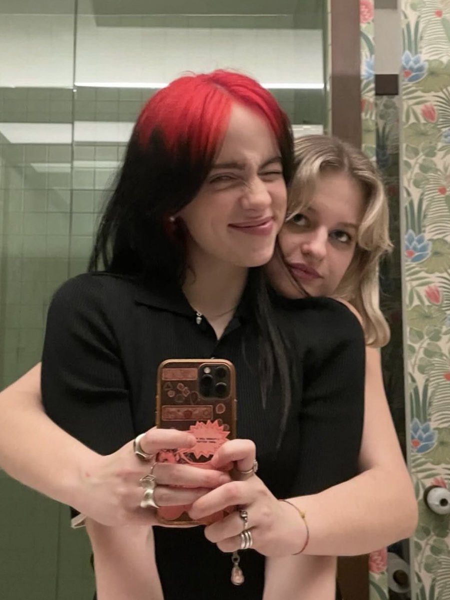 bernscomet's tweet photo. seeing red roots billie is like seeing an ex https://t.co/VvWeeZ6D8U