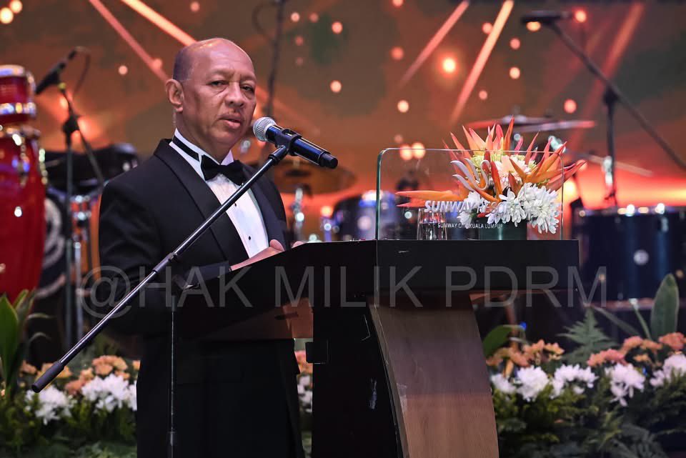 PDRMsia's tweet photo. “DINING OUT” PENGARAH PENGURUSAN ZAHIR PENGHARGAAN BUAT DATO’ SRI ABDUL AZIZ

Bacaan lanjut menerusi pautan berikut,
https://t.co/jsntQ0dGEA

Jurugambar: Koperal Mohamad Shazril Abd Rashid dan Lans Koperal Hafizah Hassan Sabery https://t.co/kmNkaYrKLU