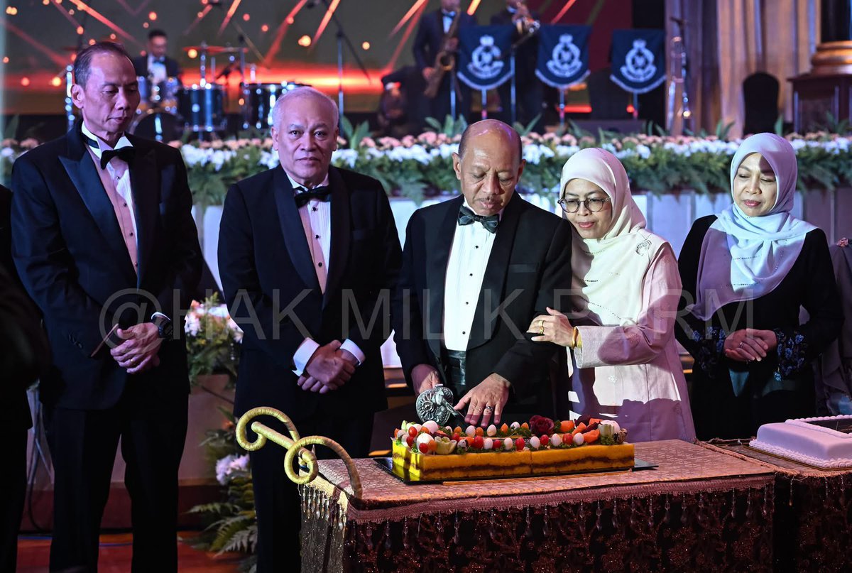 PDRMsia's tweet photo. “DINING OUT” PENGARAH PENGURUSAN ZAHIR PENGHARGAAN BUAT DATO’ SRI ABDUL AZIZ

Bacaan lanjut menerusi pautan berikut,
https://t.co/jsntQ0dGEA

Jurugambar: Koperal Mohamad Shazril Abd Rashid dan Lans Koperal Hafizah Hassan Sabery https://t.co/kmNkaYrKLU
