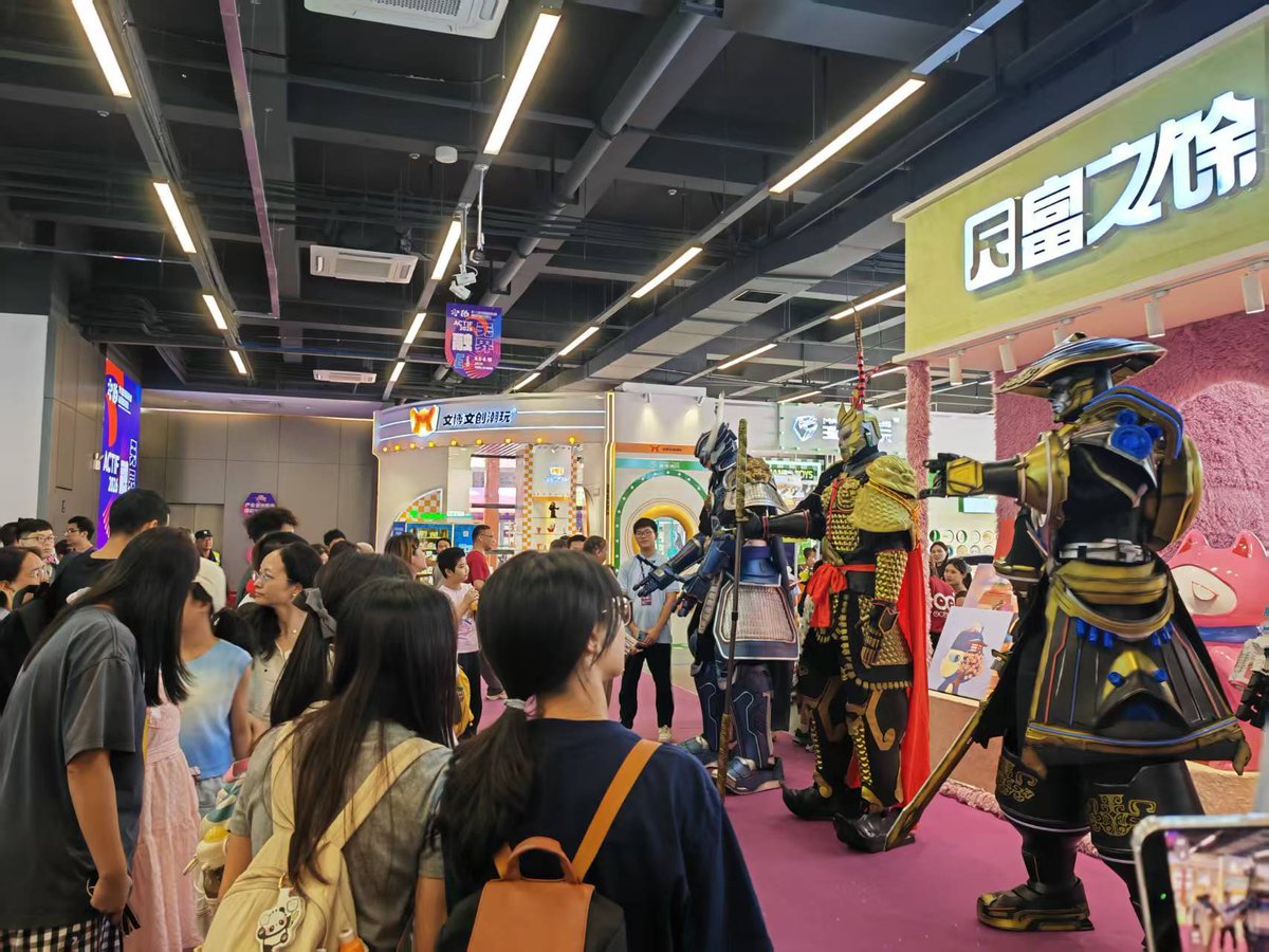 HangBrigannjcs's tweet photo. Just wrapped up an amazing anime convention! Met so many cool creators, scored sick merch, and had my favorite character photo op  Anime con magic never fails! https://t.co/M67mdRhuYY