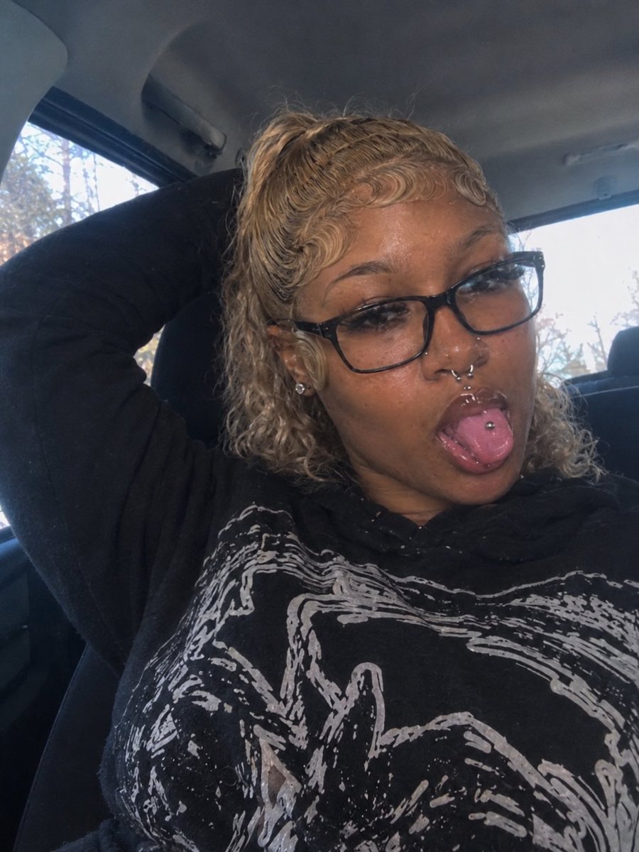 MiyahTheDream's tweet photo. I’m so I love with my new piercing 😩💕 https://t.co/pEsuhneCYe