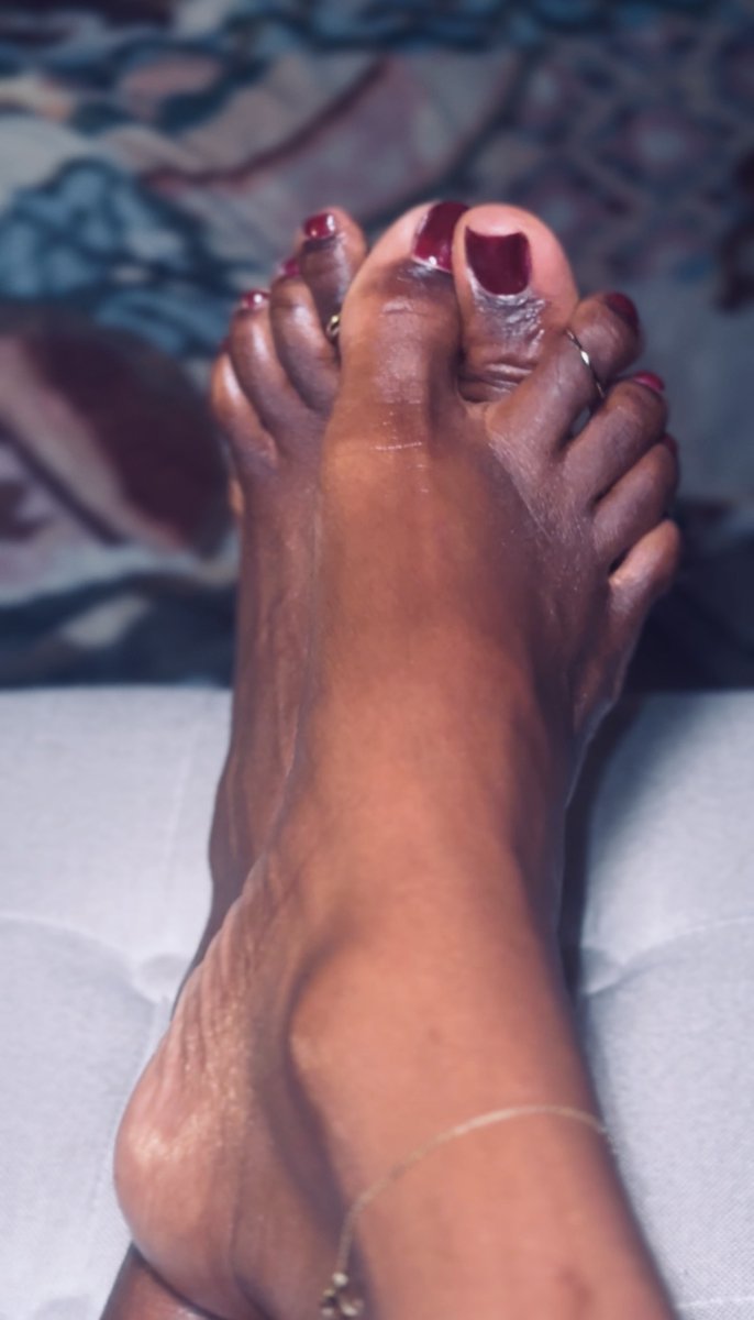 vonnesqueenfeet's tweet photo. Sexy professional foot rub video in cool tone. https://t.co/q3nHw4A82m
