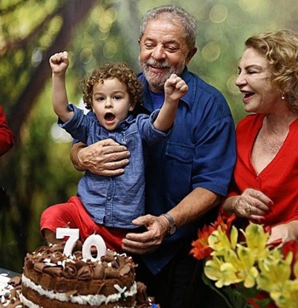 leninaveira2's tweet photo. A Justiça tarda, mas não falha. Se a Justiça dos homens falha, ainda há de haver uma maior.

Descanse em paz, Arthur Lula da Silva, não esqueceremos a sua dor, nem o contexto em que ela se deu. https://t.co/HVzU8H0xjs