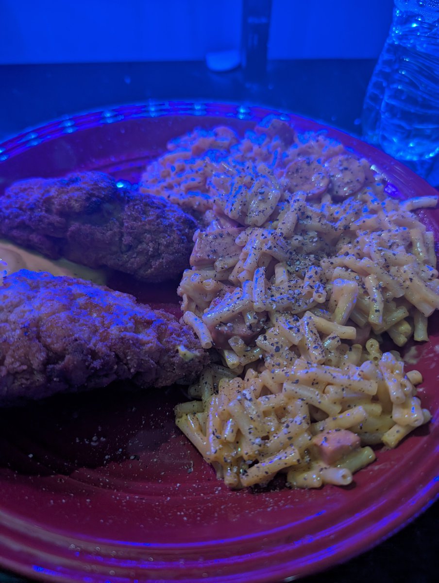 K0wai_Senpai's tweet photo. Macaroni w/ da chicken stwips 🤌🤌🤌
#boydinner #nom https://t.co/4uVwgPERGK