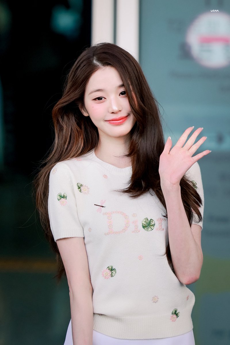 wgmm0304's tweet photo. 260928 WONYOUNG EN ROUTE

#ParisBoundWonyoung
#JANGWONYOUNG 
#WONYOUNG
#DiorSS27 @Dior
#IVE #아이브 #장원영 #ウォニョン https://t.co/NHmTQp0Iov