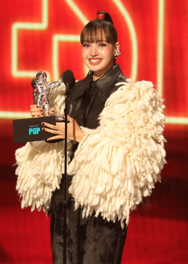 lalisahourIy's tweet photo. LISA CRYING WHILE ACCEPTING HER AWARD FOR “BEST POP” AT THE VMAS 😭 https://t.co/bULgdgQZtR