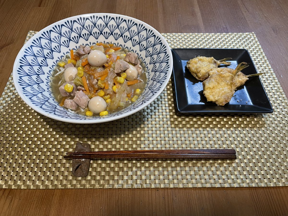 manmarunavi's tweet photo. 余計なこと言ってないでさっさと溜まってる給食をあげなさいよって声が聞こえてきたので。

2026年9月15日(火)の名古屋市公立小学校給食は、牛乳・味付き卵ラーメン・魚のフリッターでした。 https://t.co/uqwi85dn2O