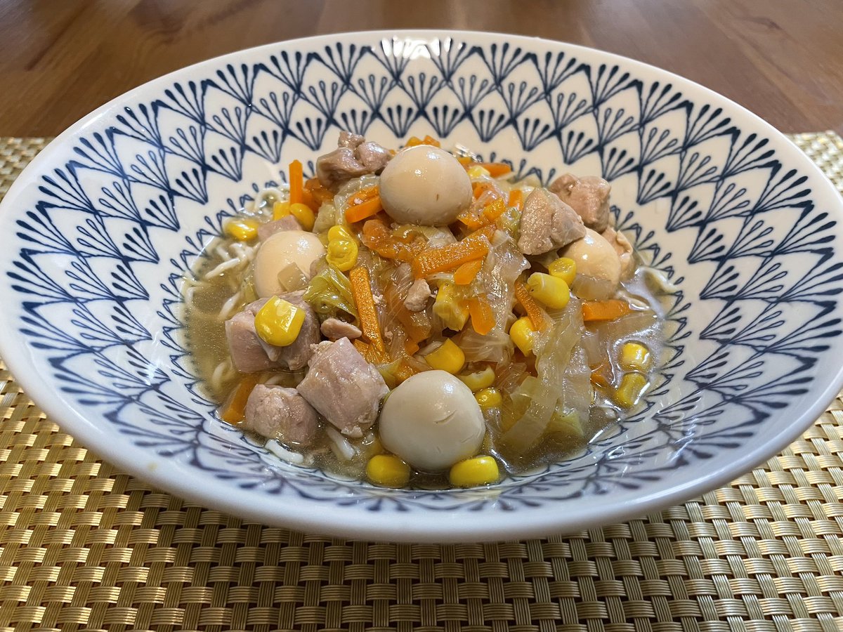 manmarunavi's tweet photo. 余計なこと言ってないでさっさと溜まってる給食をあげなさいよって声が聞こえてきたので。

2026年9月15日(火)の名古屋市公立小学校給食は、牛乳・味付き卵ラーメン・魚のフリッターでした。 https://t.co/uqwi85dn2O