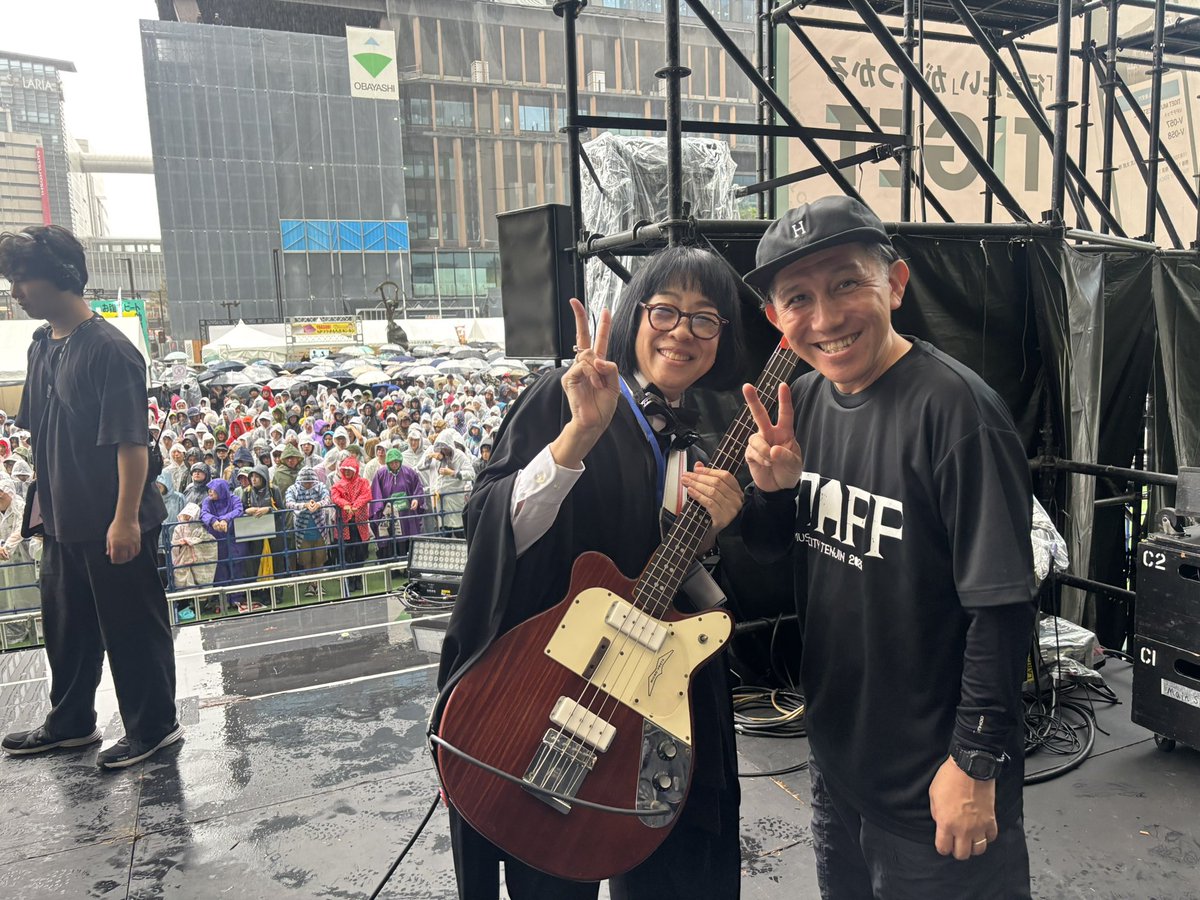 marony555's tweet photo. じゅんくんが舞台袖でずっと見守ってくれました。ベース交換のサポートもしてくれた!
うれしすぎ🥺
#ゴーグルズ
#奥田民生
#thegoggles
#ミュージックシティ天神
#MCT https://t.co/KrHUuBF5uT