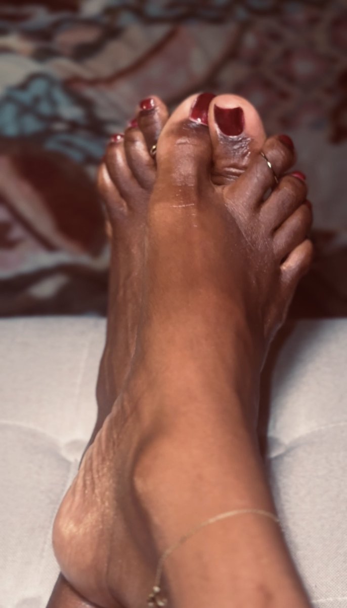 vonnesqueenfeet's tweet photo. Professional, sexy toe squishing and foot rubbing video in warm tone. https://t.co/ufSb7O3BP0