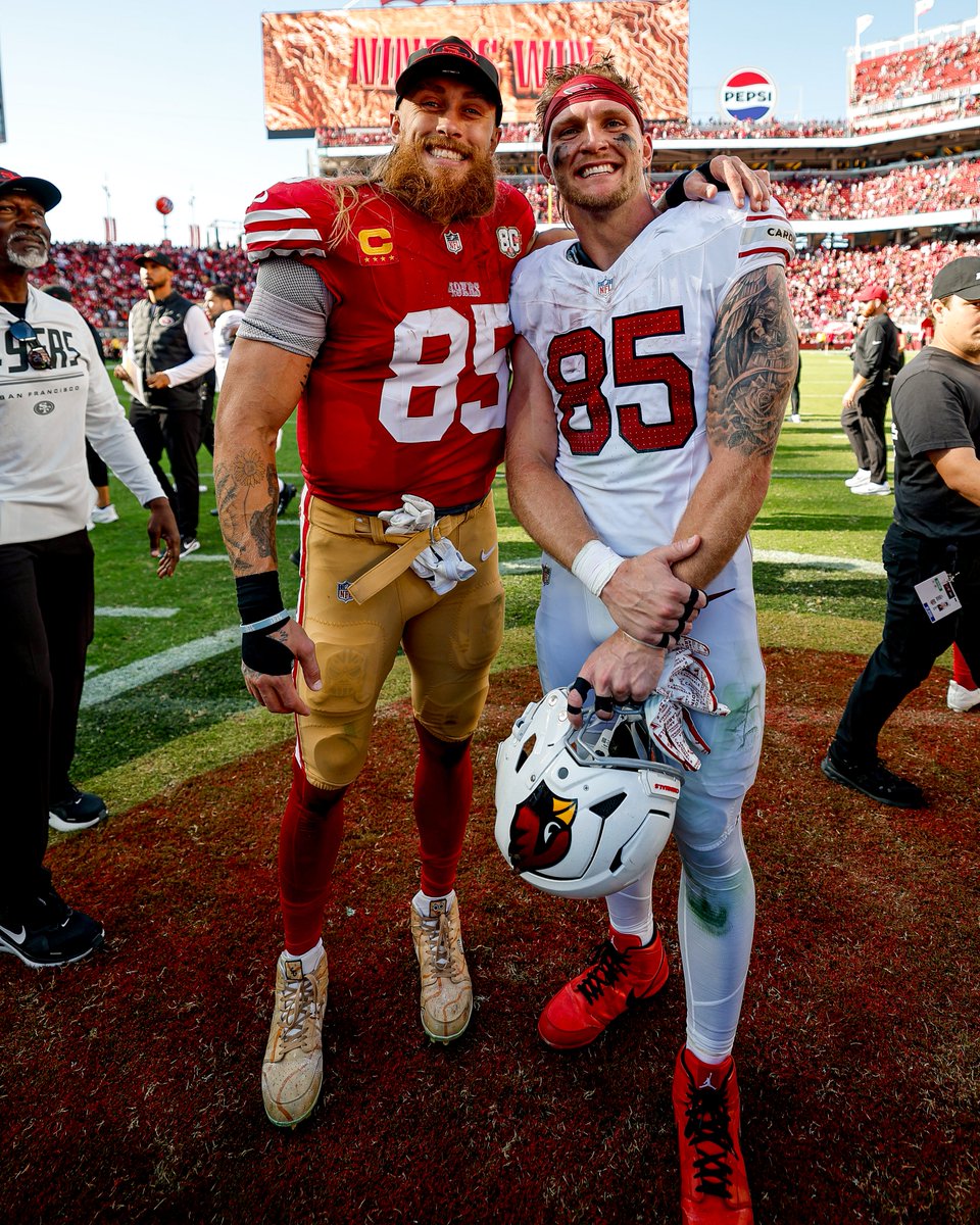 49ers's tweet photo. Football friends 🤝 https://t.co/AK8ZLNmZ7B