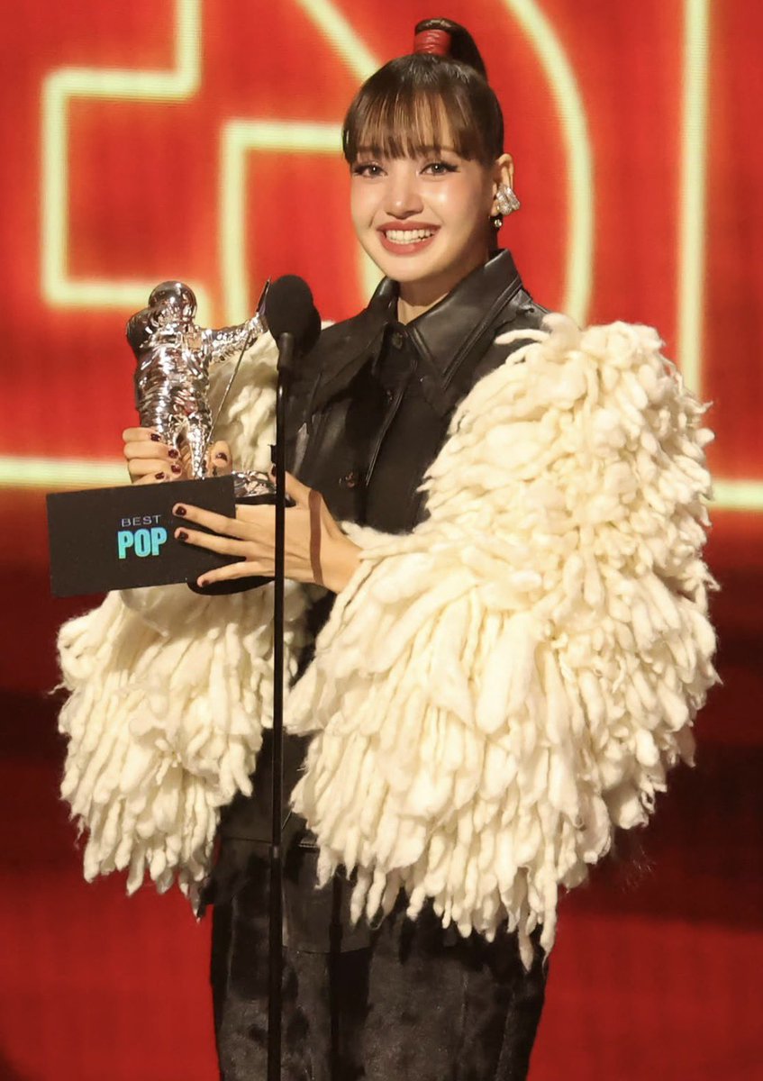 yk2aii's tweet photo. #LISA TAKES HOME THE BEST POP VIDEO AWARD FOR “DREAM” AT THE MTV VMAs TONIGHT! 🏆 https://t.co/F05GJlPlbX