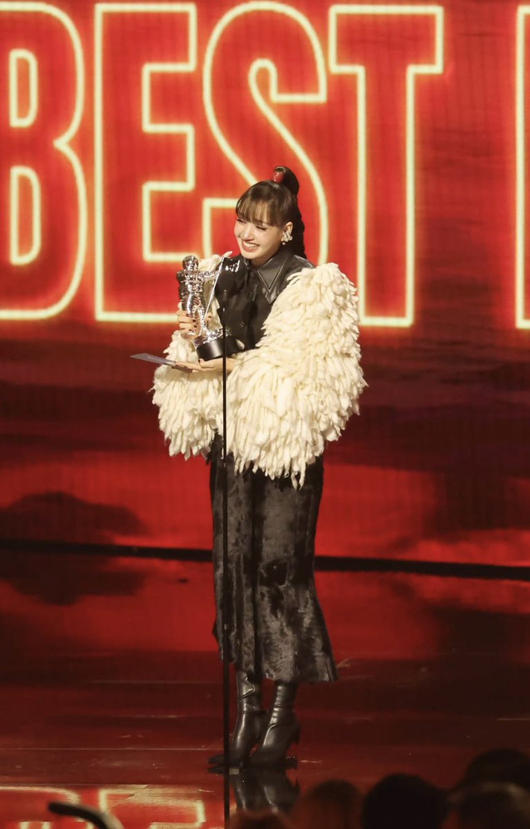 yk2aii's tweet photo. #LISA TAKES HOME THE BEST POP VIDEO AWARD FOR “DREAM” AT THE MTV VMAs TONIGHT! 🏆 https://t.co/F05GJlPlbX