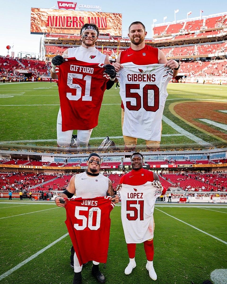 49ers's tweet photo. Football friends 🤝 https://t.co/AK8ZLNmZ7B