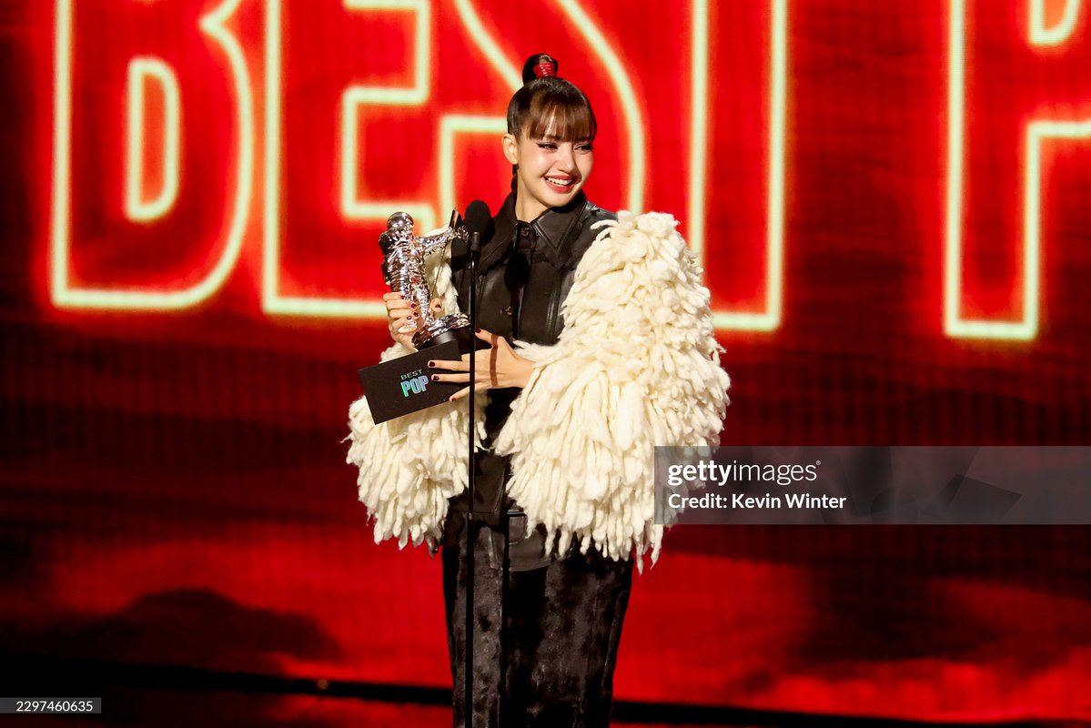 lalisabrasil's tweet photo. LISA ficou emocionada quando recebeu o prêmio de Best Pop! 🥹

Parabéns a todos os LILIES e BLINKs que votaram! 💛

SAWADIKA LISA ON VMAS  
#LISAisBACK_VMAS https://t.co/Ysn5FSawFw
