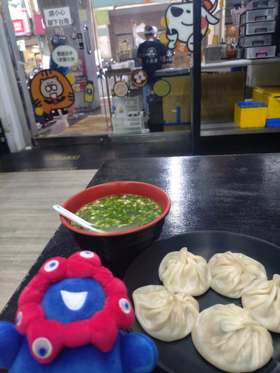 riko_ynz's tweet photo. 2026年夏の台湾のきろく24
#小盛豐湯包 
台湾に行ったらいちどは食べたい小籠包。小籠湯包と豬血湯（105元）。小籠湯包は5,7,9個から選べる親切設計で店先で包まれ蒸し立てをいただけた。薄い皮にたぷたぷスープはこれぞ！という感じ😇 豬血は豚の血を固めたもの。
#もっちりミャクミャク #高雄旅行 https://t.co/NgYo76Ki4o