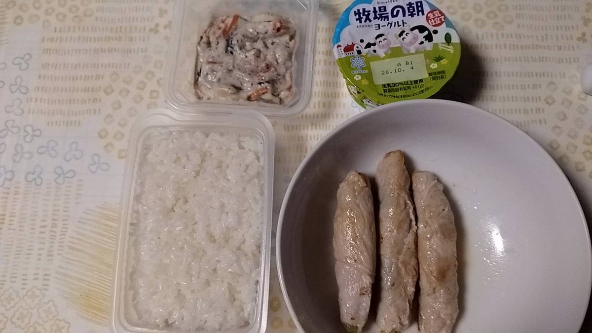 warrinc5's tweet photo. 昨日のお昼は、マフィンとカップスープ（コーン）
夜は、アスパラの肉巻きと、白和え
今朝のモーニングプレート https://t.co/pYPCCjthxz
