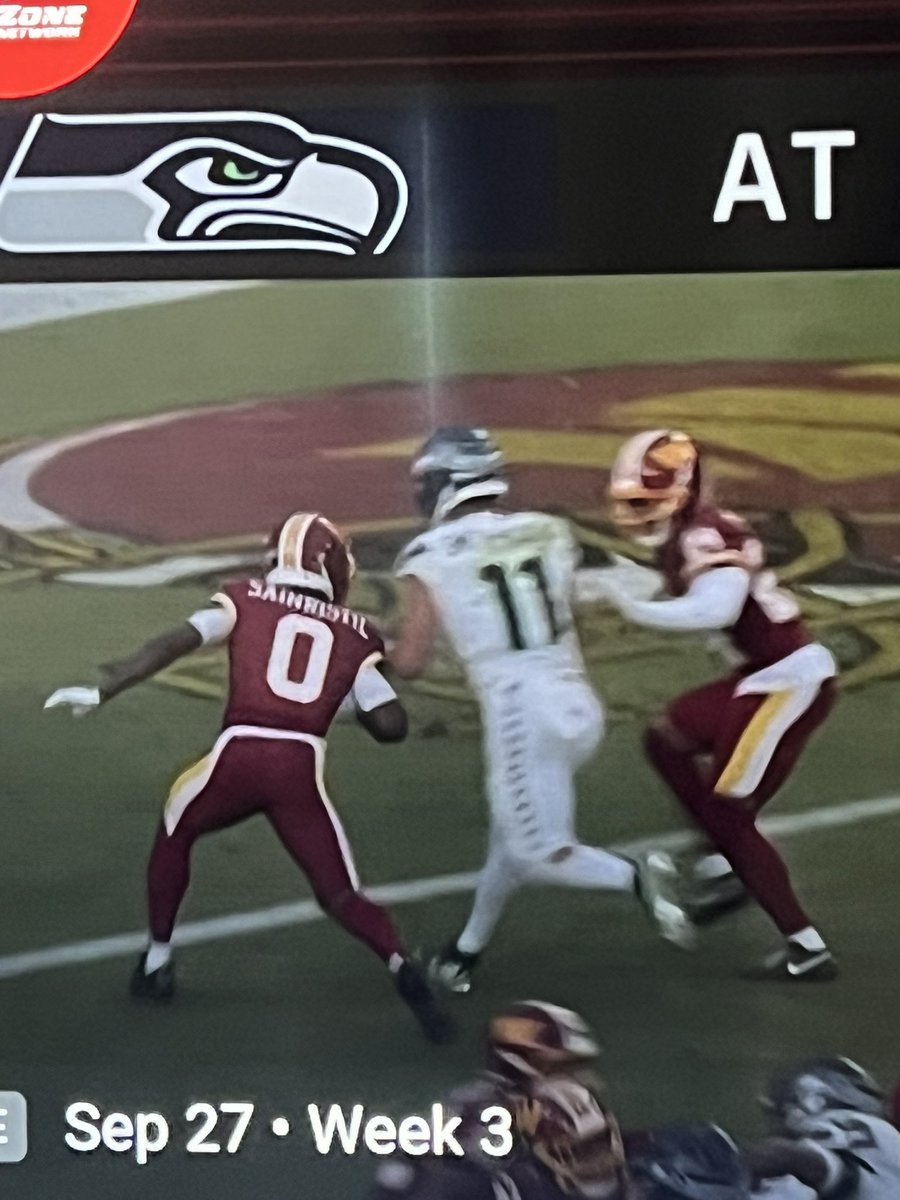 BeastModeJac's tweet photo. @hawkmania4 They were so worried about him his teammate scored lol. But he “doesn’t get doubled”. Jamar was just hating lmao 😂. https://t.co/RIhN3iftXE