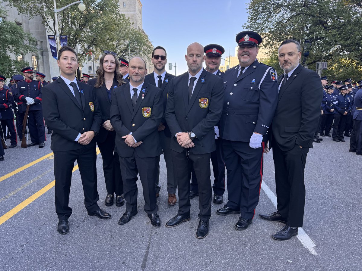 AssociationDrp's tweet photo. Thank you to all the Uniform and Civilian Members of the DRPS who attended the Police Memorial this weekend in Ottawa. 

A solemn reminder and opportunity to pay respect to the lives and families of those who gave all.

One of the most important days on the calendar each and every year.

Present this year on behalf of the Association were President Andrew Tummonds, VP Jay Shaddick, LRS Tim Morrison and Board Directors Germano Lisi, Rob Parcells, Kerry Irving and Justin Azzano pictured with @PoliceAssocON President Mark Baxter.