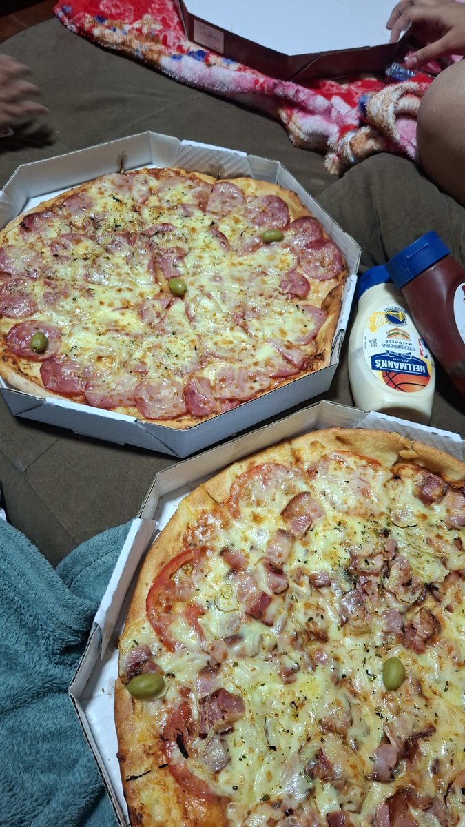 yeeeezis's tweet photo. oi vcs querem um pedaço https://t.co/W4v9mHIJqj