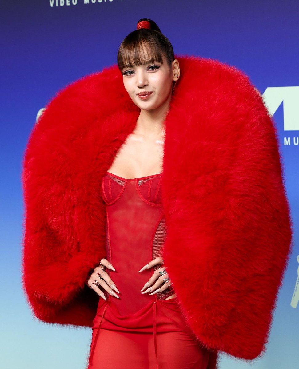 billboard's tweet photo. LISA brought all the rockstar energy to her #VMAs red carpet look ❤️🔥

📷: @JcOlivera, @GettyImages https://t.co/7KzCCzIs5Q