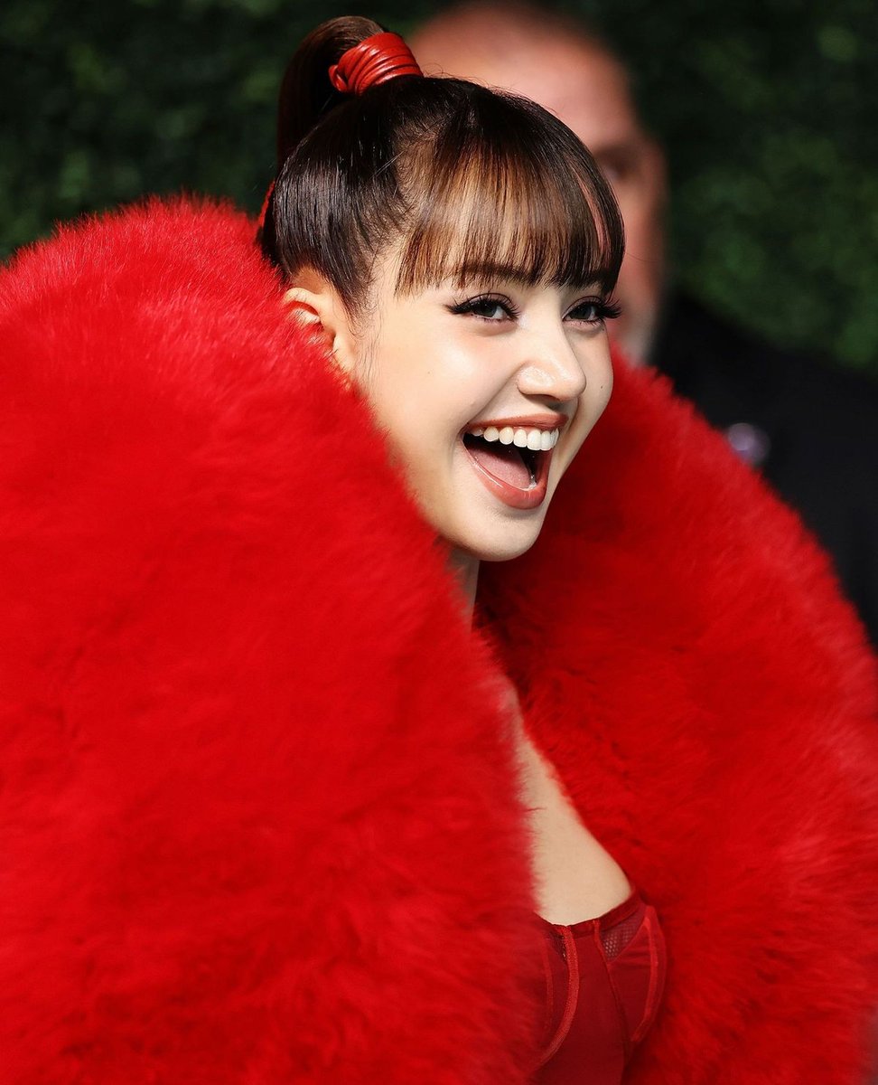 billboard's tweet photo. LISA brought all the rockstar energy to her #VMAs red carpet look ❤️🔥

📷: @JcOlivera, @GettyImages https://t.co/7KzCCzIs5Q