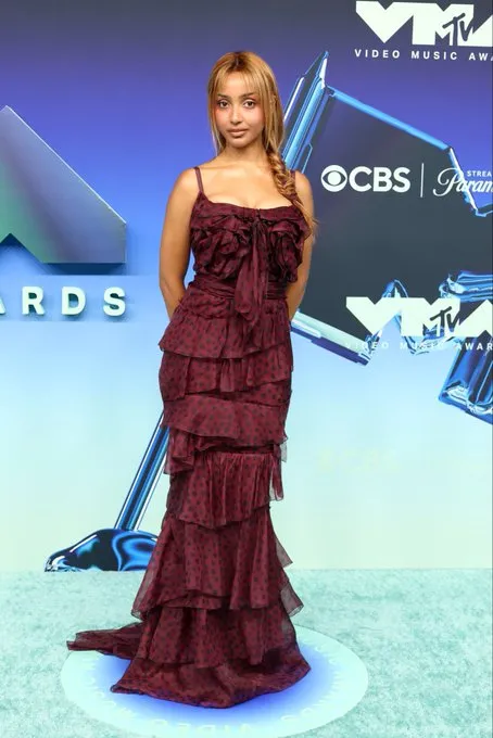 dannysthilld's tweet photo. David Corenswet,Ella Bright e Belmont Cameli, PinkPantheress e Miles Caton no Red Carpet do Vídeo Music Awards 2026. 
#VMA #VMAs #VMA2026 #VMAs2026 

#DomingoDetremuraSDV https://t.co/JWU7A0KNfb