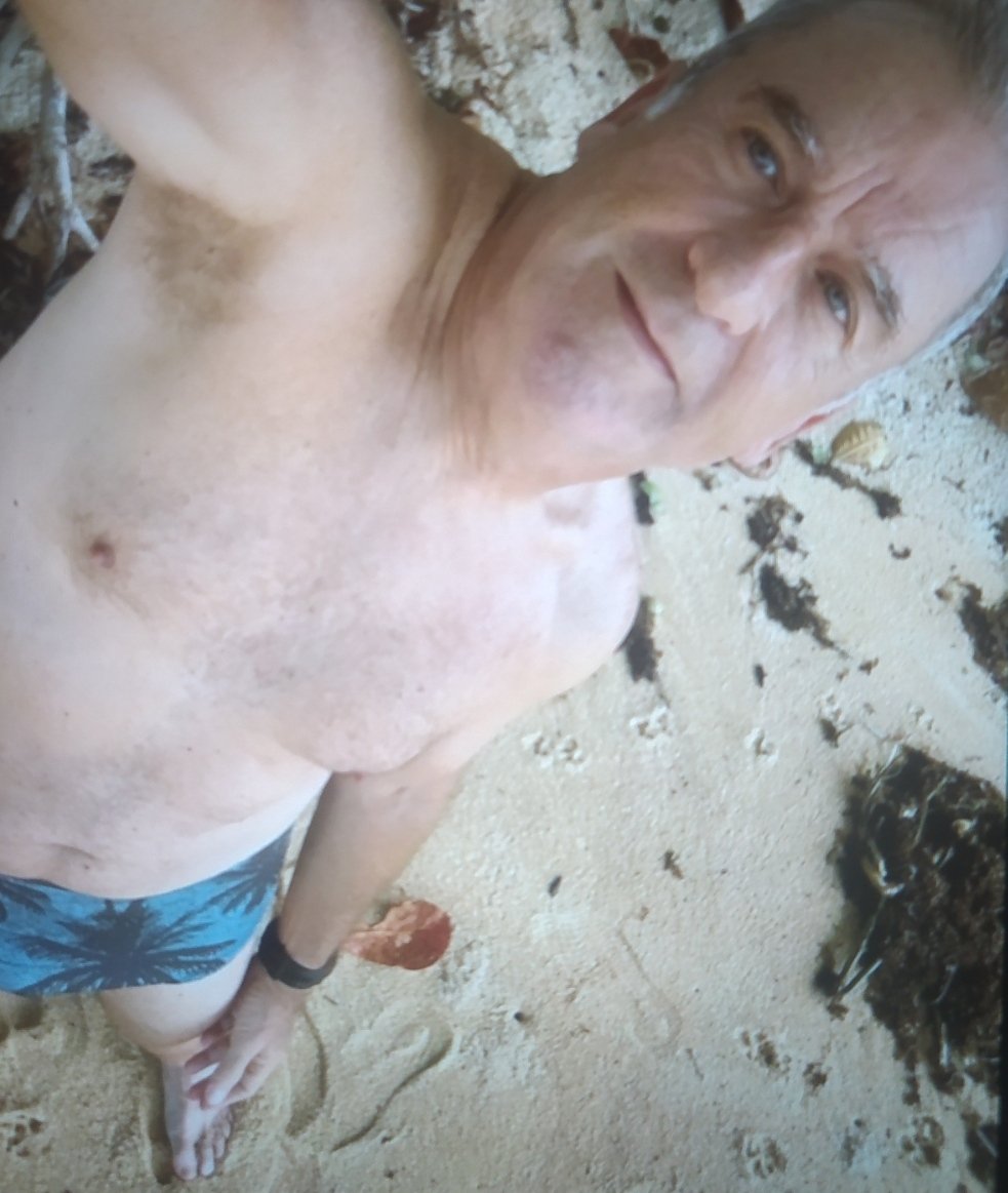 SONHODOSDADDYS's tweet photo. QUEM JÁ FEZ UMA CHUPETA NA PRAIA ? https://t.co/z3qCjW5gFj