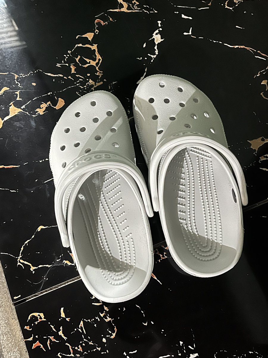 serrephine's tweet photo. WTS!!!! 
crocs ori atmosphere clog
ukuran M4 W6
950 bisa nego karna beli 1jt 
notes : ini kotor karna dipake jalan keluar ternyata malah ngepas bgt https://t.co/Ign3Kd40g9