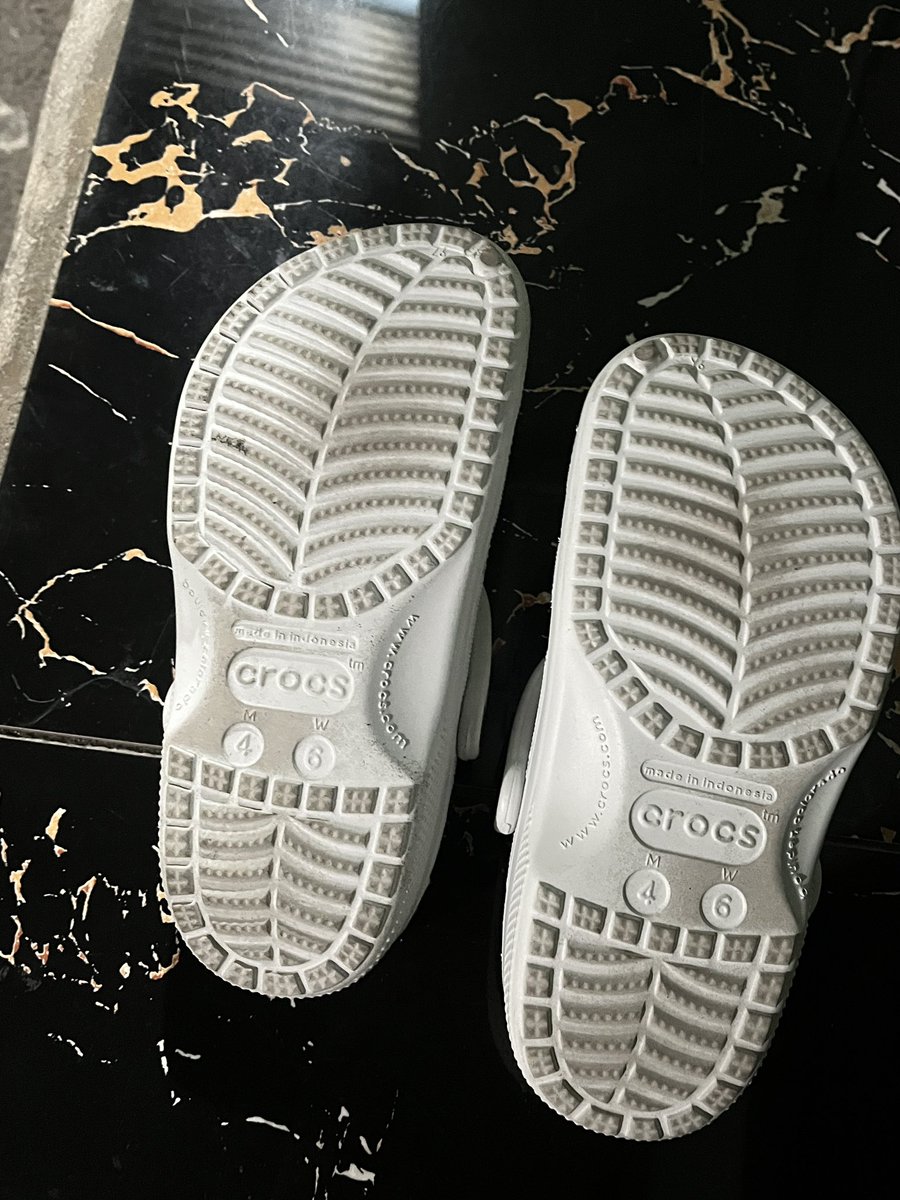 serrephine's tweet photo. WTS!!!! 
crocs ori atmosphere clog
ukuran M4 W6
950 bisa nego karna beli 1jt 
notes : ini kotor karna dipake jalan keluar ternyata malah ngepas bgt https://t.co/Ign3Kd40g9