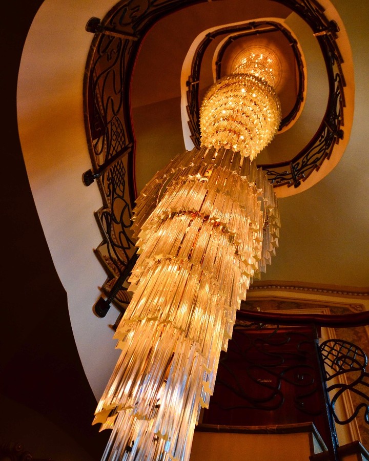 RodAlm313's tweet photo. The tallest continuous glass chandelier in Europe #Bucharest #Romania #TravelPhotography #Travel......... #Travelgram #Photography #DiscoverBucharest #TravelBucharest #InstaBucharest #DiscoverRomania #TravelRomania #BeautifulDestinations https://t.co/n9vAhqFRI4