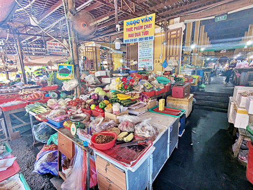 BaSnorkel's tweet photo. Dive into the delicious chaos of Hoi An Central Market! Find the freshest produce, get an �o D�i tailored in a day, and feast on $1 street food like Cao L?u. #HoiAn #VietnamFood #TravelMarket #Vietnam #StreetFood https://t.co/IbExZ6wpgk https://t.co/JBg8t1dkrh