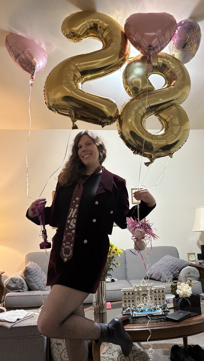 pinkyl321's tweet photo. Best 28th Birthday Party Ever ✨ @Harry_Styles @HSHQ  @TheGarden https://t.co/clh5WneBOo