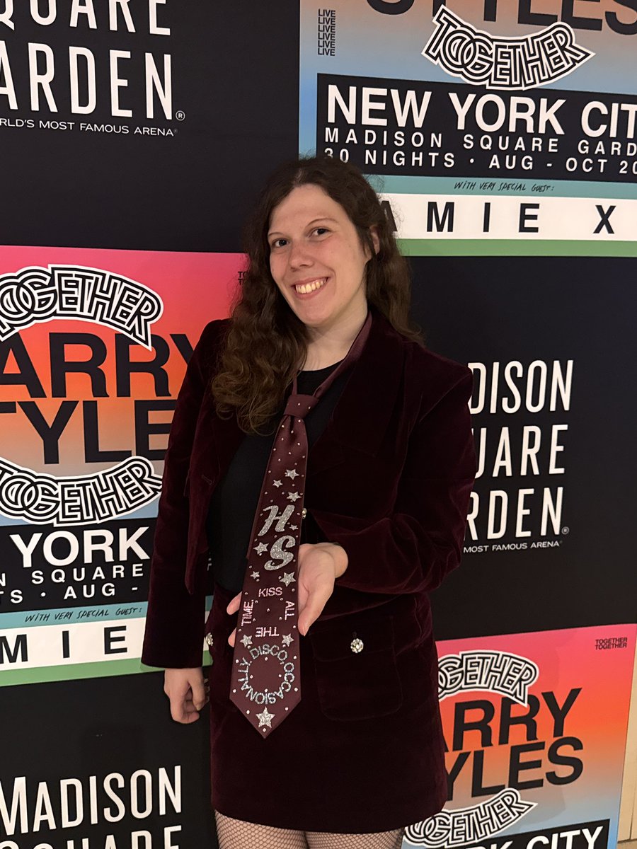 pinkyl321's tweet photo. Best 28th Birthday Party Ever ✨ @Harry_Styles @HSHQ  @TheGarden https://t.co/clh5WneBOo