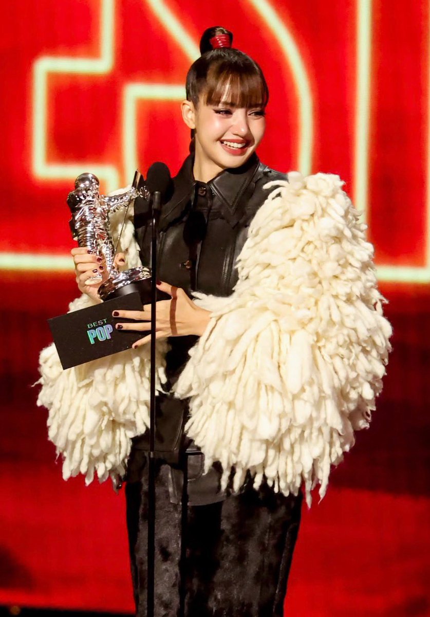portalblackpink's tweet photo. MARAVILHOSAAA! #LISA recebendo o prêmio de Best Pop por “Dream” no #VMAs. 🥹❤️ https://t.co/co5slKApA2
