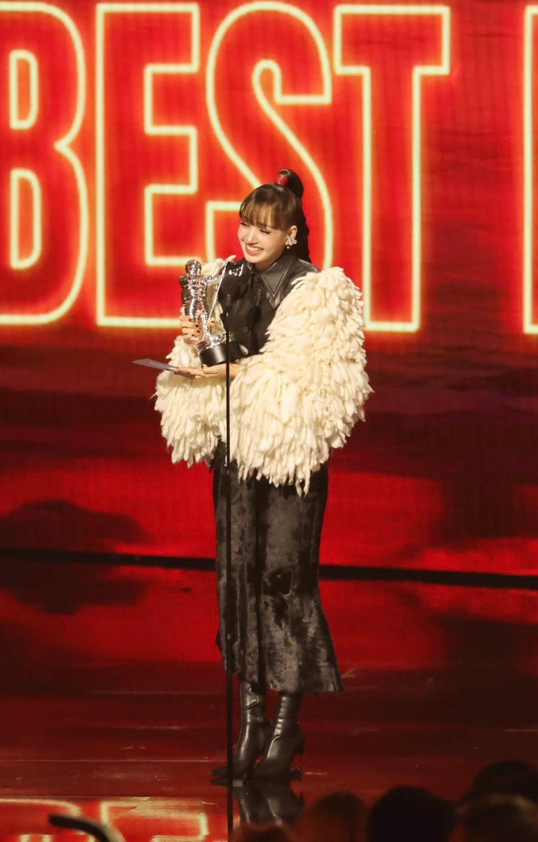 portalblackpink's tweet photo. MARAVILHOSAAA! #LISA recebendo o prêmio de Best Pop por “Dream” no #VMAs. 🥹❤️ https://t.co/co5slKApA2