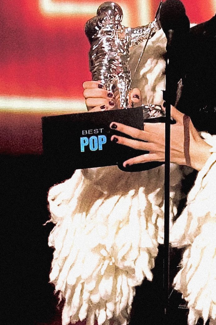 archivebratz's tweet photo. vmas winner ★ https://t.co/1yQ6LTMc8j